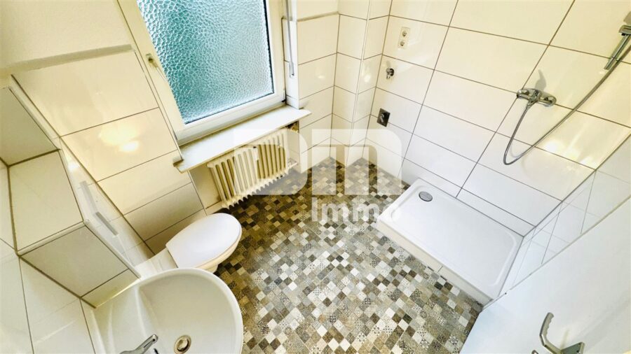 Teilsaniertes Ein- bis Zweifamilienhaus mit zusätzlichen Wohnraum - EG Badezimmer 2 / Dusche